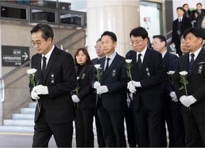 '제주항공 여객기사고 희생자 합동분향소' 헌화하는 김동연 경기지사