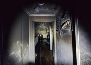 군포 아파트서 새벽 화재, 50대 여성 심정지·3명 부상