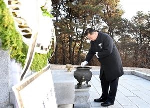 김경일 파주시장, 2025년 을사년 현충탑 참배…“평화로운 일상 되찾고 도약의 기회를”