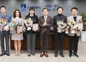 수원시 ‘2024년도 공무원 대상’ 시상식 열어...이재준 시장 “열심히 일한 직원들 적극 발탁 지원”