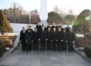 동두천시, 2025년 을사년 새해맞이 현충탑 참배...박형덕 시장 “국가보훈대상자 예우 더욱 힘쓰겠다”