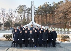 용인특례시의회, 현충탑 참배로 새해 일정 시작...유진선 의장 “지역경제 살리기 노력”