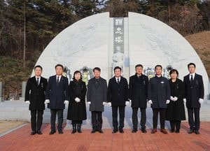 이천시의회, 현충탑 참배·시무식으로 을사년 의정활동 시작...박명서 의장 “세심한 의정 펼칠 것”