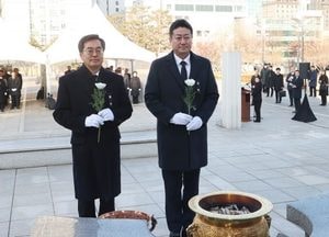 김진경 경기도의회 의장 ‘2025년 을사년 새해’ 현충탑 참배 “도민 삶의 질 향상에 최선”
