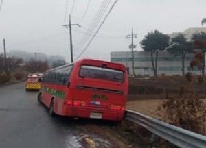 화성서 통근버스 빙판길에 '미끄덩'...인명피해 없어