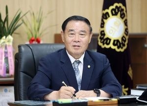 [신년인터뷰] 이재식 수원특례시의회 의장 “시민 곁에서 불빛처럼…”