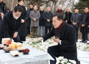 이재준 수원시장, 고 심재덕 전 시장 추모식 참석 “남긴 업적·가치 우리 삶 속에 흐르고 있어”