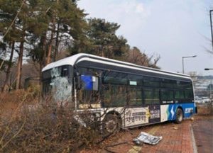 수원서 시내버스 단독 사고...60대 여성 승객 경상