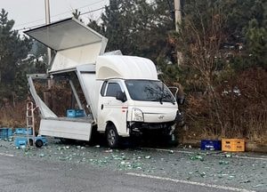 '블랙아이스?'...인천 청라서 화물차가 가드레일 쾅쾅 '술병 가득 쏟아져'