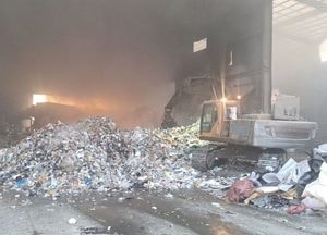 화성 폐기물공장서 불, 진화 중