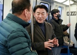 김동근 의정부시장, 출근길 경전철 타고 시민 의견 청취…민생현장 방문