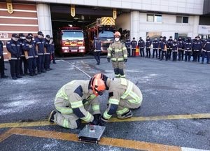 용인소방서, 전기차 화재 진압 ‘관통형 방사장치’ 시연...대원들 현장 대응 역량 강화