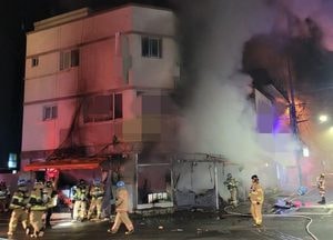 광주 상가 건물서 새벽 불, 2명 단순 연기흡입 부상