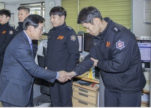 인천 중구의회, 설맞이 유관기관 현업부서 방문…연휴에 근무하는 직원 격려
