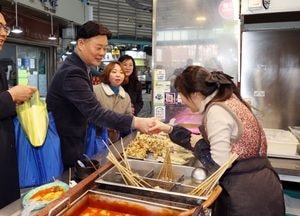 경기도의회 민주당 대표단, 설 맞이 민생 현장 방문...수원 구매탄시장 상인들 애로사항 청취