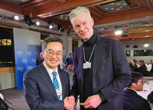 김동연 경기도지사, 2025 세계경제포럼 참석...글로벌 유니콘 기업 대표들 만나 세일즈 활동 나서