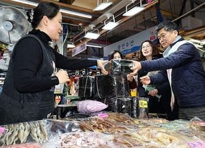 박종효 남동구청장, 설맞이 전통시장 이용 홍보 나서…상인 애로사항 청취
