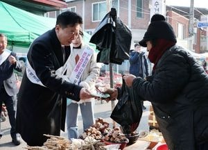 서태원 가평군수, 설 명절 맞아 전통시장 방문…상인들 애로사항 청취