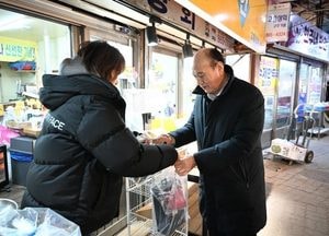 박형덕 동두천시장, 설 명절 맞아 전통시장 방문...상인들 현장 목소리 청취 ‘소통’ 나서