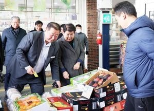 김경일 파주시장, 전통시장 돌며 설맞이 지역민생 살펴…상인들 격려·애로사항 청취