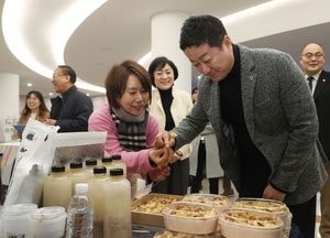김진경 경기도의장 “노인일자리 생산품 특별한 가치 널리 알려지기를” 판매행사장 격려 방문