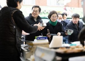 김동연, 설맞아 의왕도깨비시장 방문...직접 장보며 물가 점검