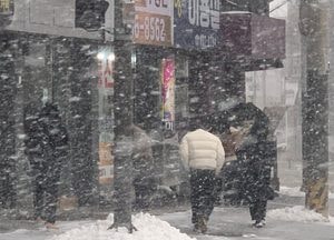 '춥다 추워' 눈보라 피하는 시민들...동두천 등 9개 시·군에 대설 예비특보