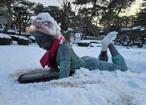 '털모자에 양말까지' 책 읽는 조형물