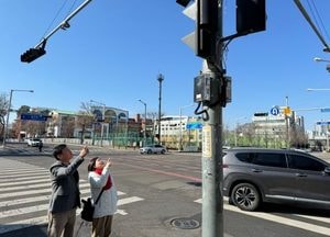 이택수 경기도의원, 고양시 음성안내 신호등 보조장치 설치 현장 점검 나서
