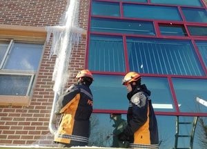 한파로 초등학교 건물 외벽 꽁꽁…6m 고드름 생겨