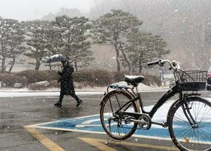 동두천엔 벌써 눈, 발길 옮기는 시민들