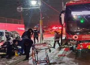 수원서 통근버스↔모닝 충돌사고...30대 여성 운전자 중상