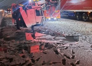 평택제천고속도로서 트레일러 전복사고, 50대 여성 운전자 사망