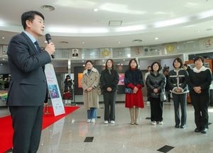 화성특례시의회 ‘움직이는 미술관’ 전시 컷팅식 열어...배정수 의장 “수준 높은 예술 향유 기대”