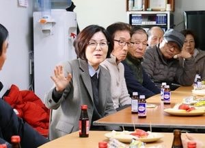 김보라 안성시장, 한파쉼터 경로당 방문 어르신 건강 점검...2월 읍면동 경로당 방문 예정