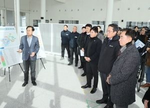 정장선 평택시장, 평택항 국제여객터미널 정상화 논의...이병진 의원·강도형 장관과 현장 점검