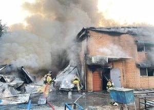 시흥 물탱크 생산 공장서 불, 60대 남성 부상