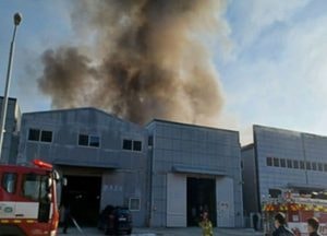 시흥 덕트제조 공장서 화재, 60대 남성 부상