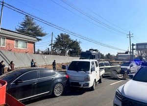 파주 월롱면 도로서 5중 추돌 사고...40대 운전자 중상