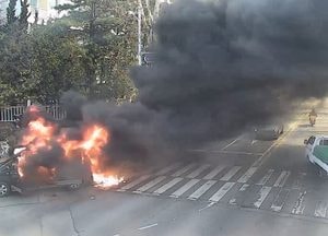 수원 권선구 스타렉스 캠핑카서 불, 인명피해 없어