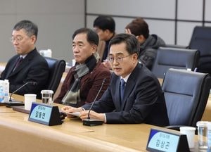 '수출 방파제' 자임 김동연, 트럼프發 통상 파고에 경제 리더십 빛날까