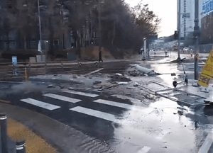 [영상] 수원서 상수도관 파열 사고, 한때 도로 통제