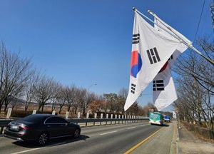 106주년 삼일절 이틀 앞, 펄럭이는 태극기