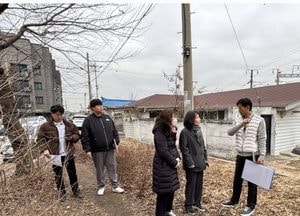 김은경 수원시의원, 세류2동 안동네길 맨발걷기 황톳길 조성 예정지 현장 방문