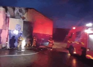 [영상] 오산 폐업 중인 가구공장서 화재...인명피해 없어