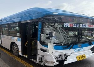 수원 정자동서 시내버스↔1톤 트럭 충돌 사고...4명 중경상