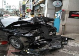 안산서 70대 운전 차량 상가 돌진...동승자 1명 부상