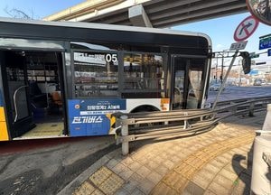 내리막길 주행 시내버스, 가드레일 충돌…승객 25명 부상