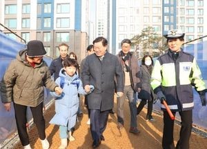 박승원 광명시장, 광명초·광명동초 안전 통학로 점검…광명제2R구역 통학 환경 조성 요청에 적극 나서