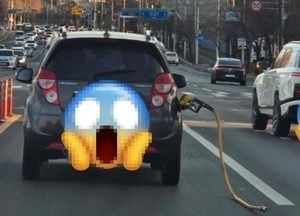 주유호스 질질 끌고 도로질주하는 차량…경찰 출동 소동
